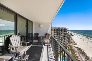 Rare Large Beachfront Penthouse Condo w600 sqft Rooftop Balcony & Beach Chairs