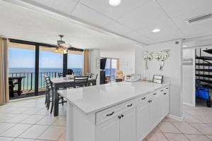 Rare Large Beachfront Penthouse Condo w600 sqft Rooftop Balcony & Beach Chairs