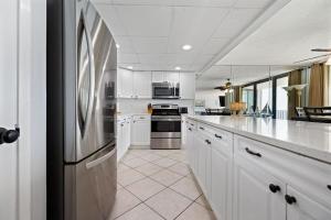 Rare Large Beachfront Penthouse Condo w600 sqft Rooftop Balcony & Beach Chairs