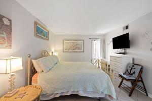 Rare Large Beachfront Penthouse Condo w600 sqft Rooftop Balcony & Beach Chairs