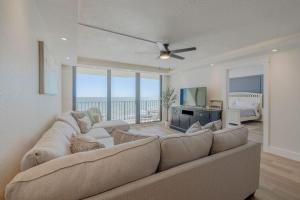 Beachfront Edgewater Penthouse 3bd3ba FREE beach chairs
