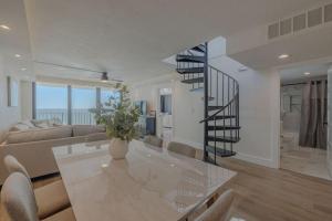 Beachfront Edgewater Penthouse 3bd3ba FREE beach chairs