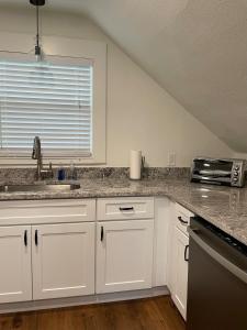 Charming Walkable Attic Bungalow near Lake Eola