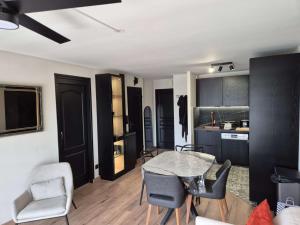 Appartement rénové avec grand balcon - FR-1-673-20