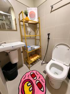 Elevated retro condo near BGC, Makati, and Ortigas