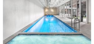 Elegant 2-Bedroom CBD Apartment with Pool, Gym and City Views