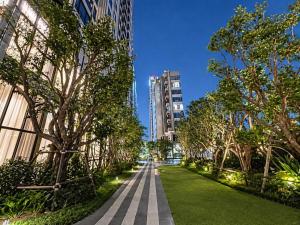 Luxury Riverside Condo with riverside pool