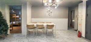 연지 아트하우스 White Linen House