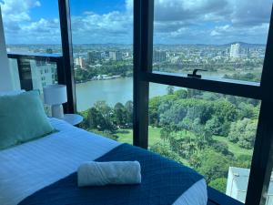 A Gallery in the Sky! Balcony, Pool and Parking at Skytower Level 33 BEST VIEWS in BRISBANE!