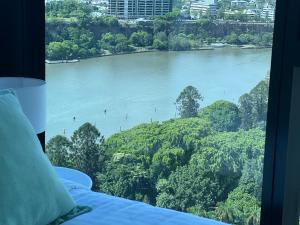 A Gallery in the Sky! Balcony, Pool and Parking at Skytower Level 33 BEST VIEWS in BRISBANE!