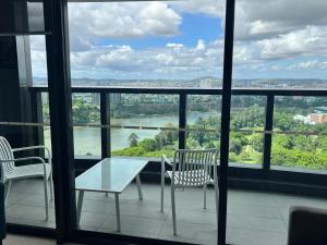 A Gallery in the Sky! Balcony, Pool and Parking at Skytower Level 33 BEST VIEWS in BRISBANE!