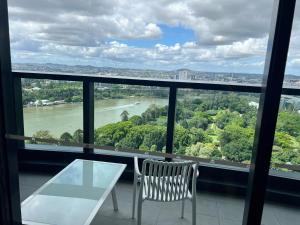 A Gallery in the Sky! Balcony, Pool and Parking at Skytower Level 33 BEST VIEWS in BRISBANE!