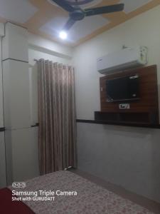 om khandelwal guest house