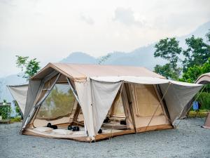 Lù Yīng Retreats