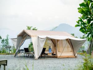 Lù Yīng Retreats