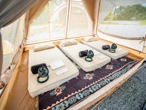 Lù Yīng Retreats