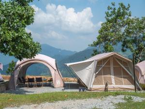 Lù Yīng Retreats