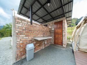 Lù Yīng Retreats