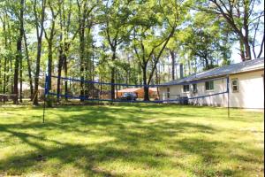 Peaceful Lake Conroe Escape, Firepit, Volleyball, 5 mins to Marina & Entertainment
