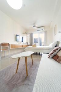 1BR Pool View Retreat Near MOA Stylish & Cozy