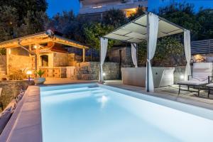 Family holiday house with private heated pool and jacuzzi
