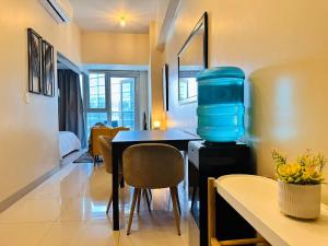 Chic Classy 1BR BGC Uptown Parksuites T2 w Balcony