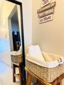 Chic Classy 1BR BGC Uptown Parksuites T2 w Balcony