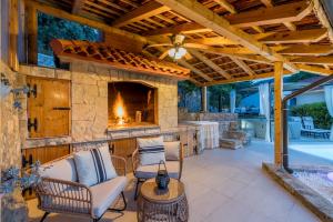 Family holiday house with private heated pool and jacuzzi