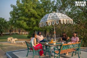 StayVistas Kaimalgarh Aravalli Estate - Outdoor Pool, Lake View & Orchard