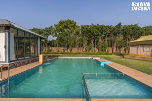 StayVistas Kaimalgarh Aravalli Estate - Outdoor Pool, Lake View & Orchard