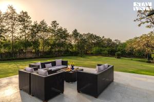 StayVistas Kaimalgarh Aravalli Estate - Outdoor Pool, Lake View & Orchard