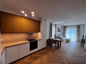 Komfortowy Apartament z Tarasem Widokowym we Wrocławiu by Noclegi Renters