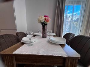 Komfortowy Apartament z Tarasem Widokowym we Wrocławiu by Noclegi Renters