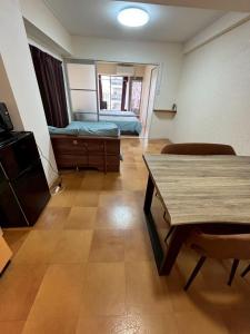 Three double beds spacious room 10 min to Namba