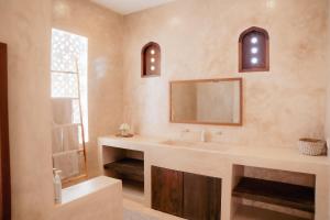 Maua Beach House - Private Swahili Luxury Villa on Galu Beach