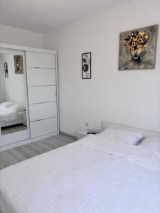 Nicos Place