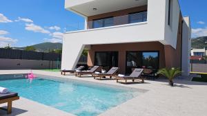 Villa 60 Degrees with heated pool and basketball court