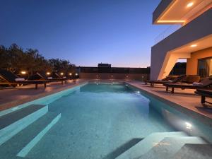 Villa 60 Degrees with heated pool and basketball court