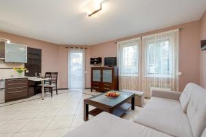 Stylowe Studio SeaView w Międzyzdrojach z Balkonem Blisko Plaży by Noclegi Renters