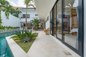 Villa Kleoa - Luxury 4BR Villa Walking Distance to Seseh Beach