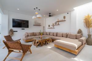 Villa Kleoa - Luxury 4BR Villa Walking Distance to Seseh Beach