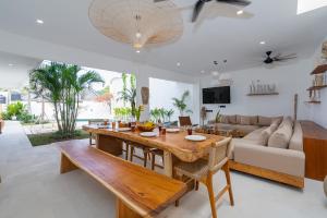 Villa Kleoa - Luxury 4BR Villa Walking Distance to Seseh Beach