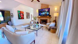 Modern LUX Ajijic 2 Bed Home -Fantastic Location -Bikes - Gym - Pickleball Court