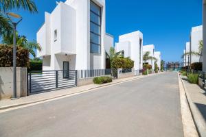 By The Beach - Blue Topaz Villa