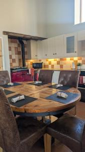Shires Barn - with hot tub and views in Devon
