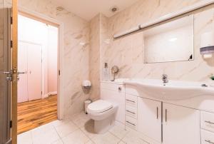 King Suite - Non-Smoking room in OYO Baylis House Hotel