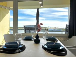 Ferienwohnung "Strandbutze 203" Heiligenhafen direkt am Meer – Seeblick, Südbalkon, 4 Personen
