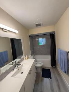 Cozy Private Queen Room Commercial Broadway