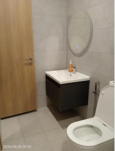 Twin Tower Views- Brand New Apartment, 35th Floor