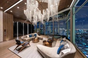 Luxurious 1-Bedroom Condo with Private Pool in Watthana